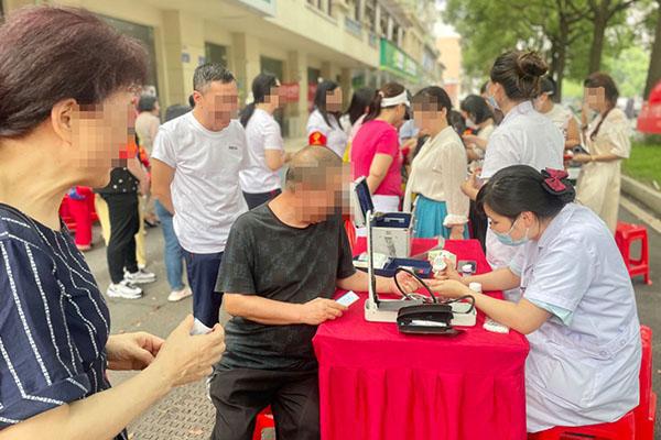 “粽香端午节 情系千万家”医院开展端午志愿服务