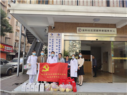 重阳节至,长沙东大肛肠医院慰问高龄老人