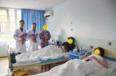 节日鲜花传温情,院领导给女患者及女职工送花表祝福