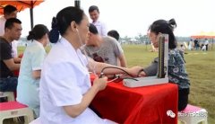 我院走进松雅湖开展义诊 向市民家庭赠出百份医用急救包
