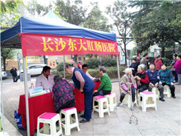 “为健康科普而来” 桂花社区居民排长队等候东大义诊