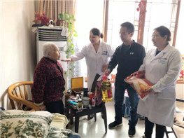 九九重阳节浓浓敬老情 长沙东大肛肠医院进社区慰问老人