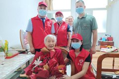 温暖老人心 我院志愿者为百岁老人庆生